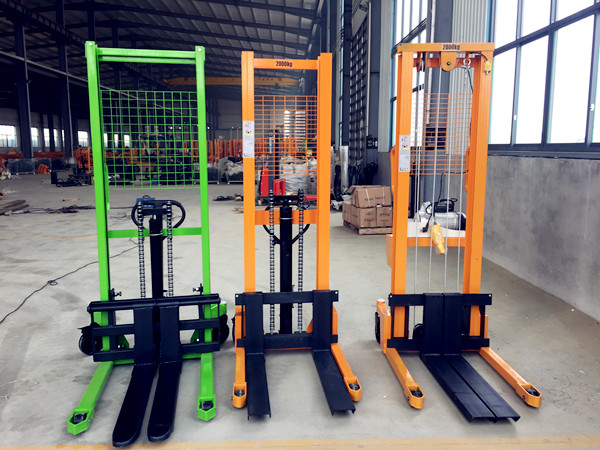 三款手動堆高車對比，手動堆高車價格可致電聯(lián)系客服了解--河北東圣吊索具制造有限公司--小型攪拌機(jī)|石材夾具|液壓堆高車|手動叉車