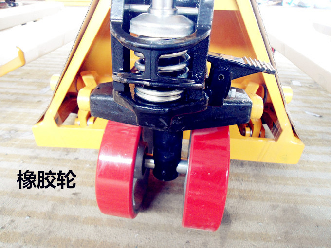 手動(dòng)叉車(chē)橡膠輪細(xì)節(jié)大圖--河北東圣吊索具制造有限公司--手動(dòng)叉車(chē)|液壓堆高車(chē)|石材夾具|小型攪拌機(jī)